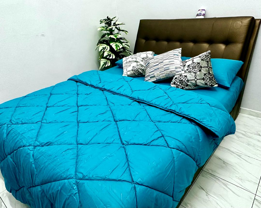 Bilik tidur kedua yang selesa dengan katil queen