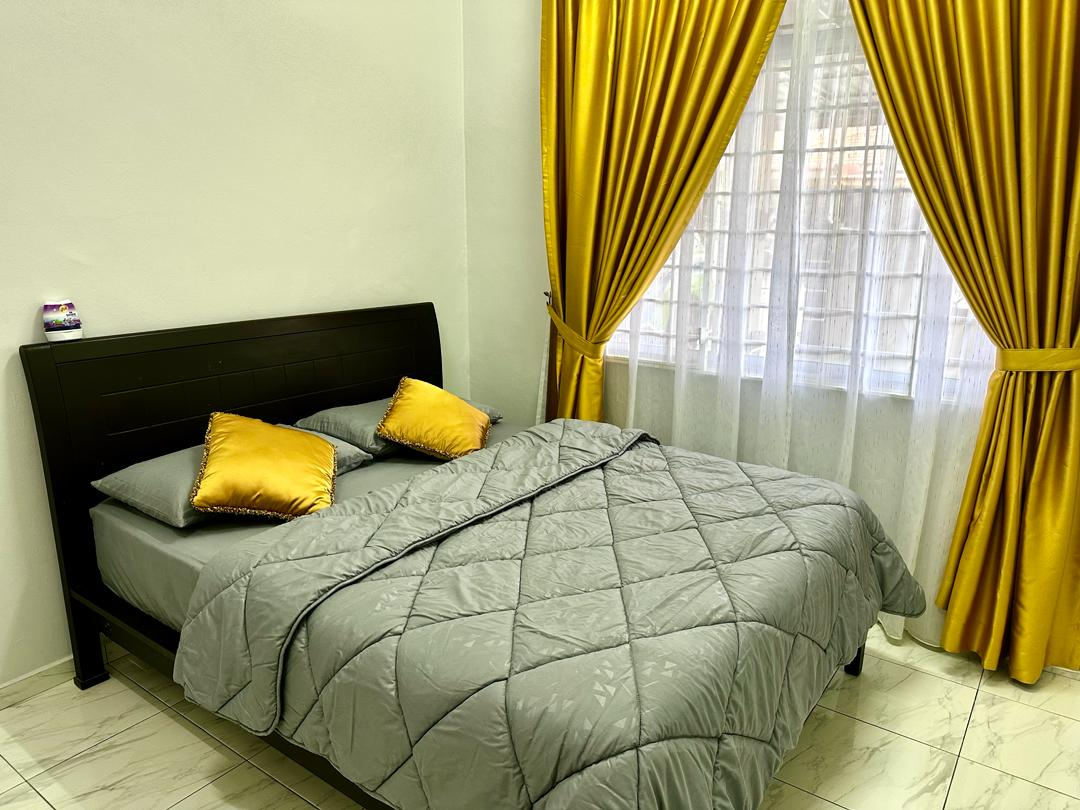 Bilik tidur utama yang selesa dengan katil queen