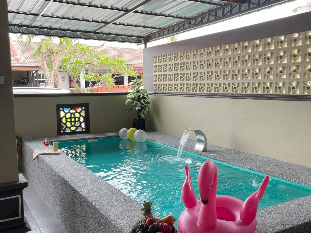 Kawasan kolam renang peribadi yang bersih