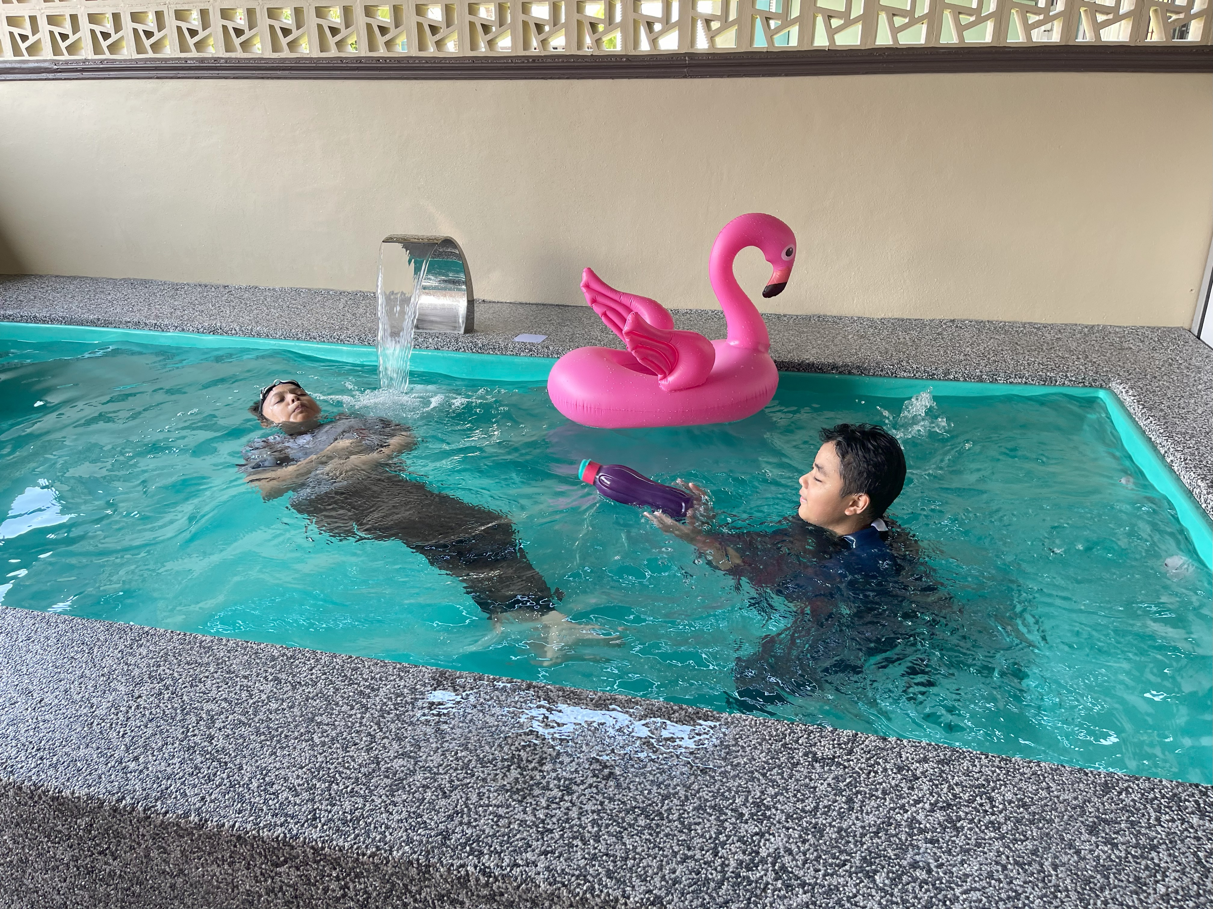 Kanak-kanak bermain di kolam